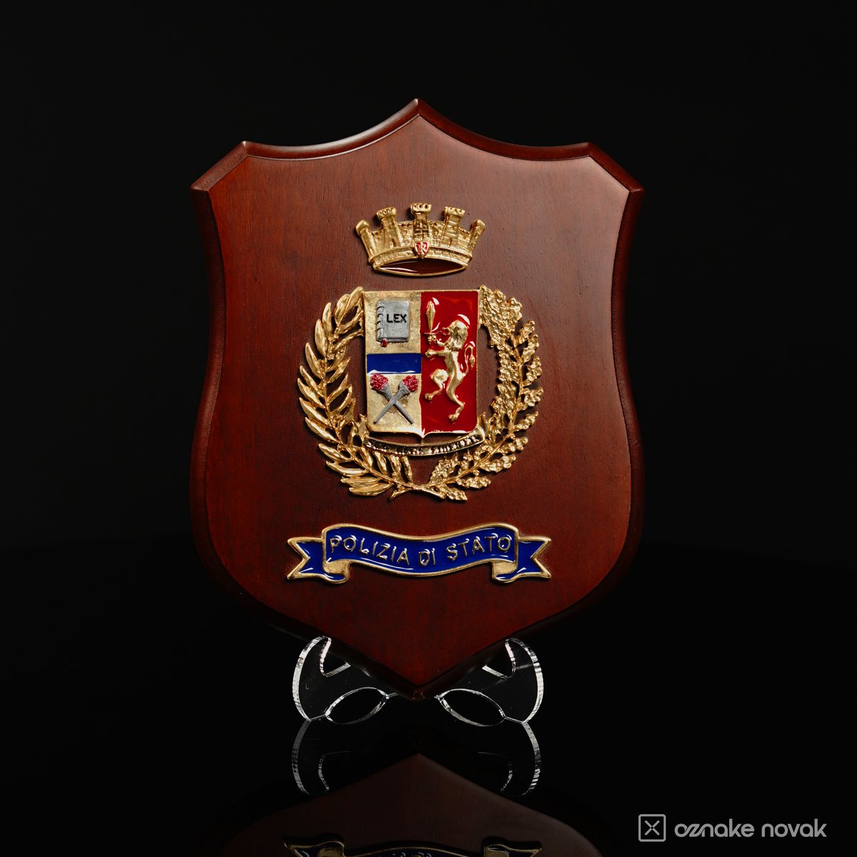 Wooden shield plaque with a gold Polizia di Stato coat of arms, laurel wreath and blue ribbon
